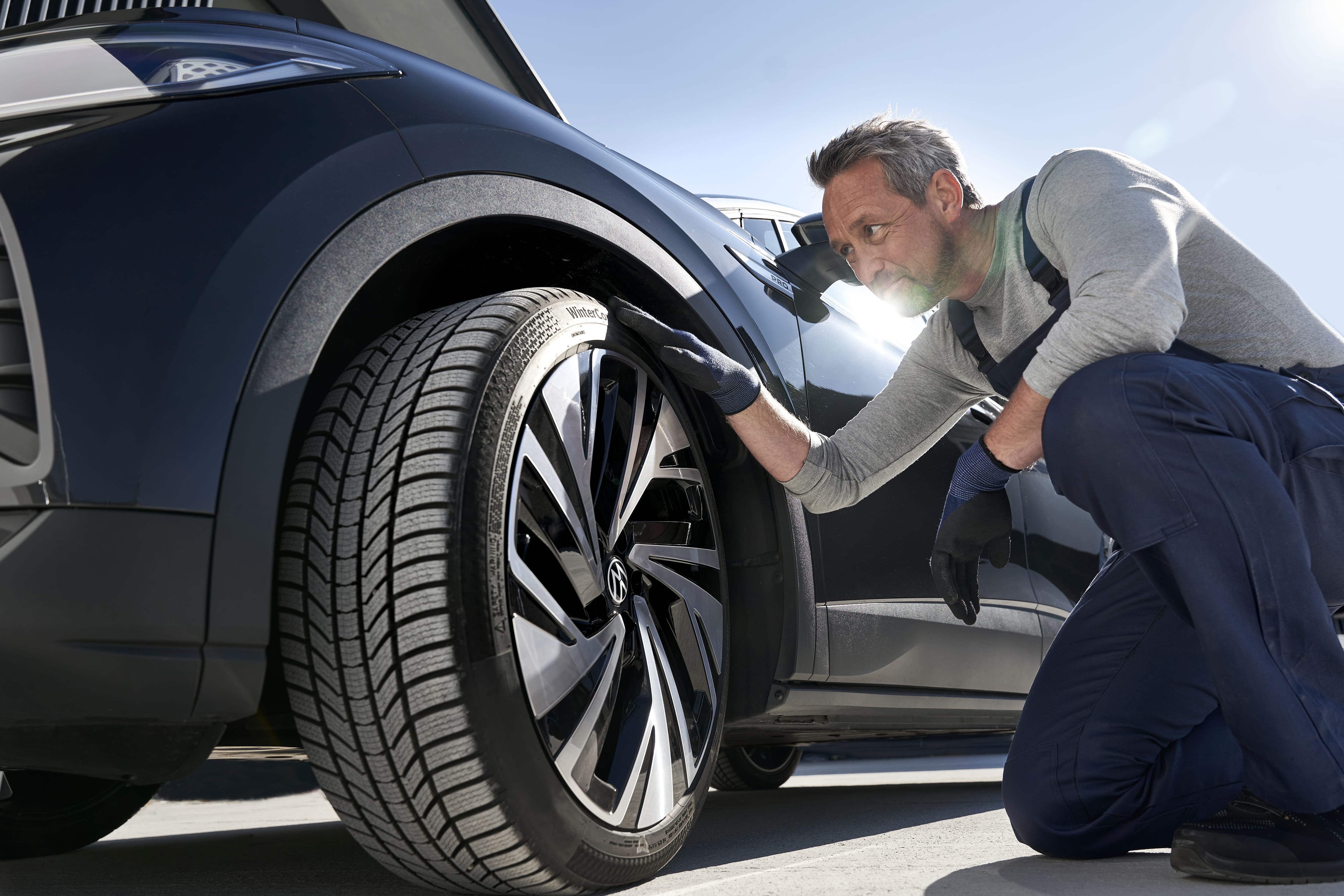 Tecnico Volkswagen che esegue un controllo dei pneumatici